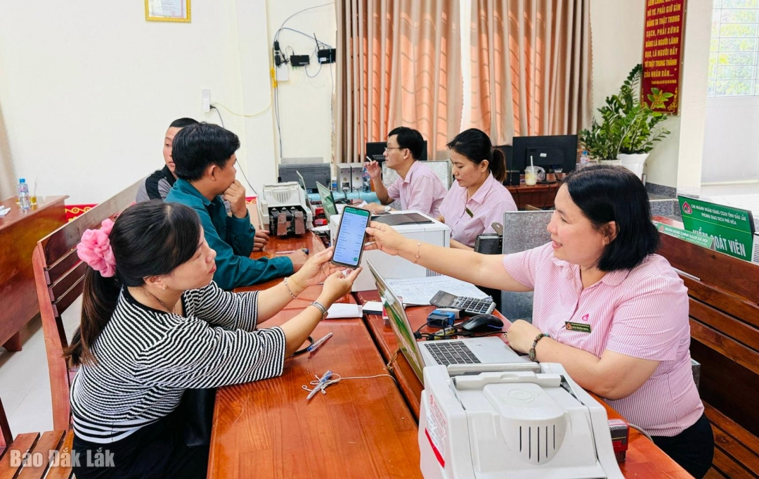Phòng Giao dịch Ngân hàng Chính sách xã hội Phú Hòa tổ chức phiên giao dịch tại xã Phú Hòa 1.