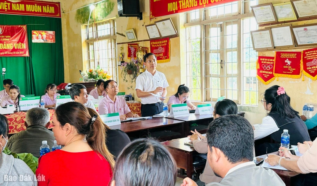 Ông Đào Thái Hòa, Giám đốc Chi nhánh Ngân hàng Chính sách xã hội tỉnh, phát biểu tại điểm giao dịch xã Tây Sơn.