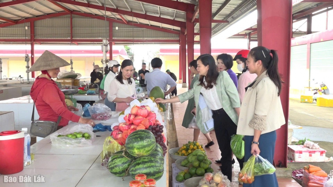 Cán bộ xã Pơng Drang mua hàng tại chợ mới.