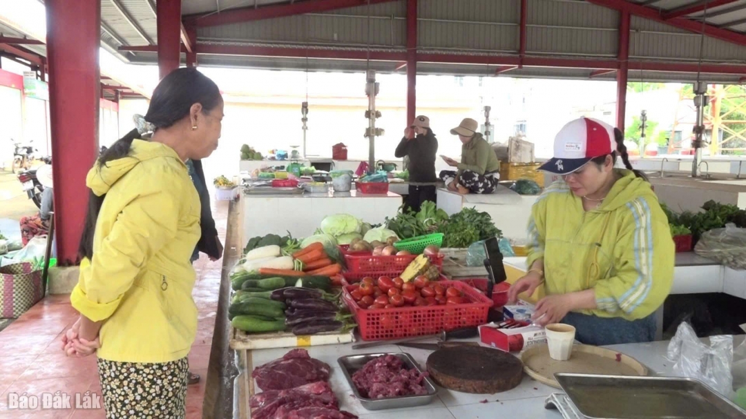 Nhiều mặt hàng được kinh doanh tại chợ Pơng Drang mới.