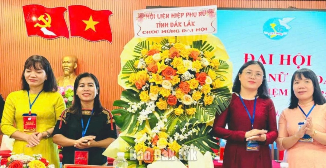 Đại diện Hội LHPN tỉnh Đắk Lắk tặng hoa chúc mừng đại hội.