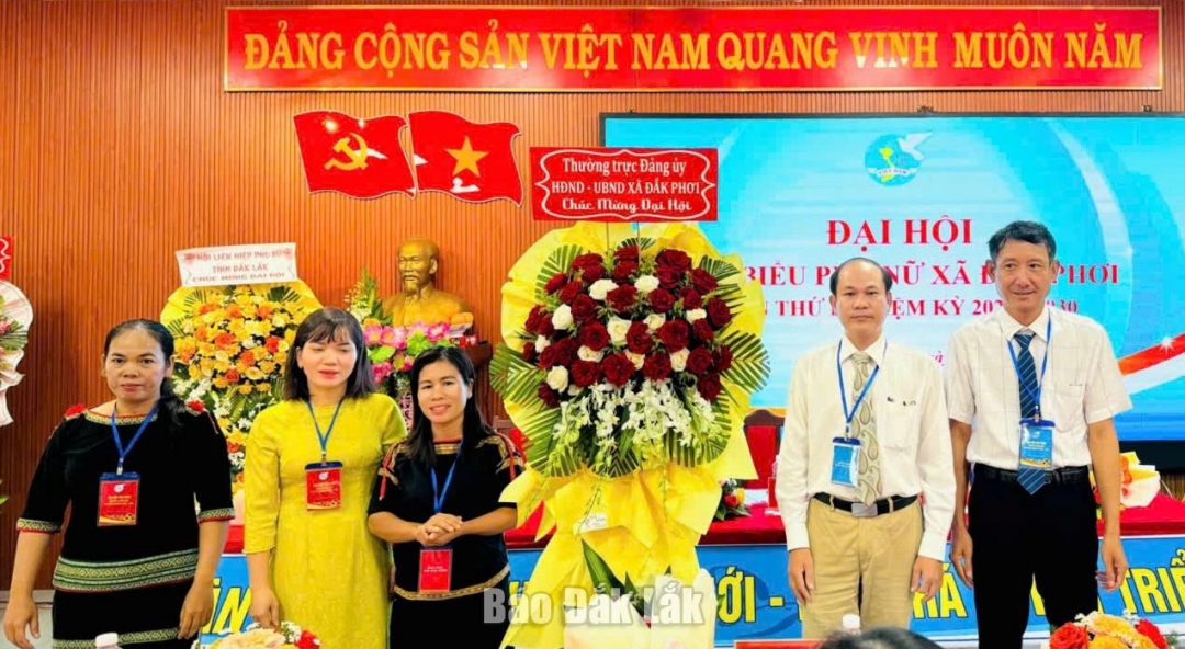 Đại diện lãnh đạo xã Đắk Phơi tặng hoa chúc mừng đại hội.