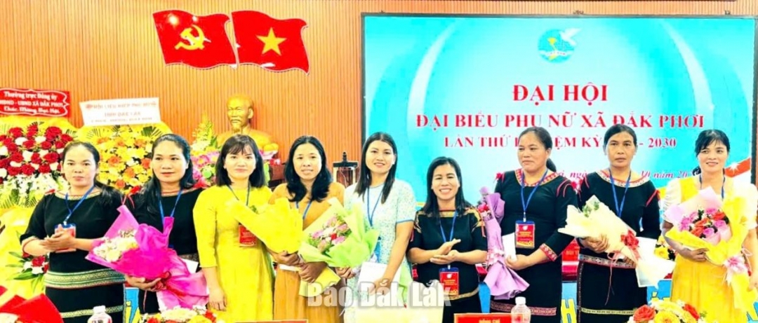 Lãnh đạo Hội LHPN xã Đắk Phơi tặng hoa các đồng chí Ủy viên Ban chấp hành nhiệm kỳ trước không tái cử.