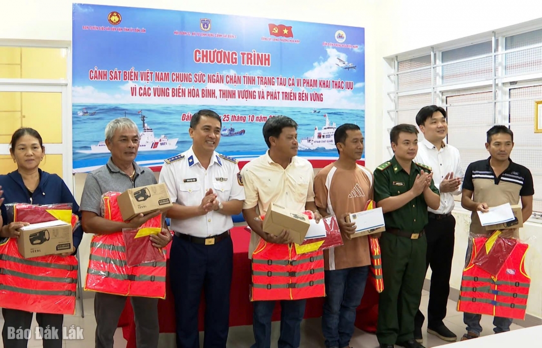 Đại diện các đơn vị tặng quà cho các chủ tàu cá đánh bắt xa bờ tại phường Hòa Hiệp.