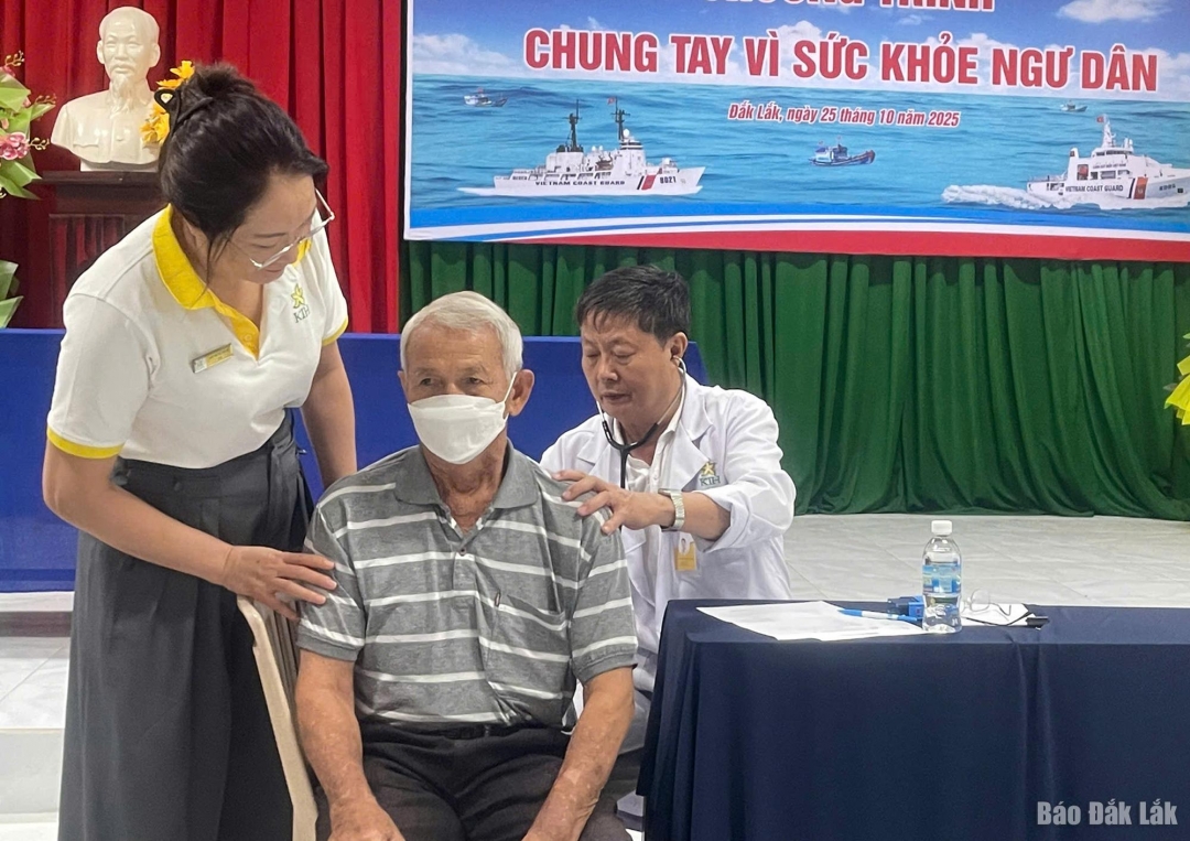Tổ chức khám bệnh, phát thuốc miễn phí cho bà con ngư dân và các đối tượng chính sách.