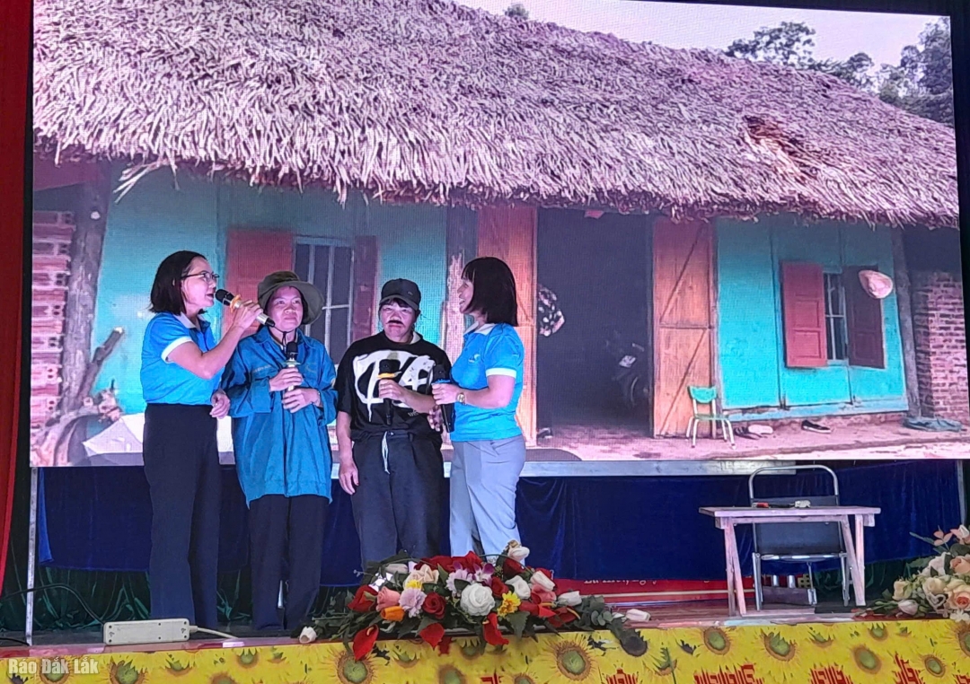 Hội viên Hội LHPN xã Ea Kiết thực hiện tiểu phẩm phản ánh về thực trạng đời sống diễn ra ở các gia đình.