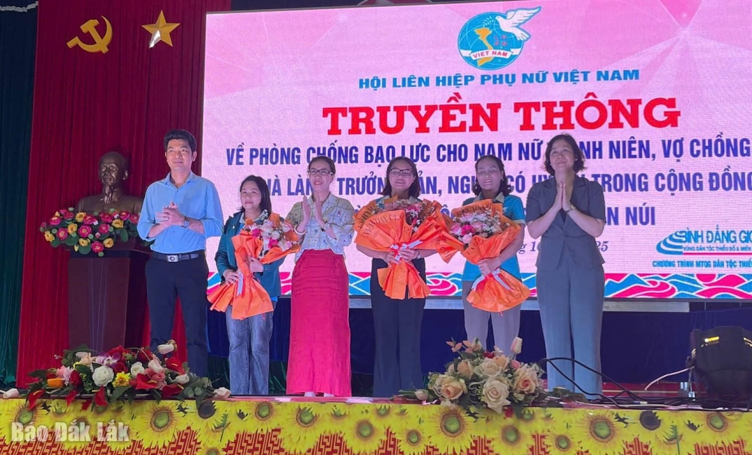 Đại diện Trung ương Hội LHPN Việt Nam, Đảng ủy xã Ea Kiết tặng hoa cho các đơn vị tham