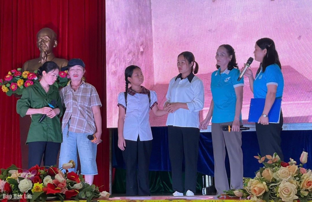 Tiểu phẩm tái hiện thực trạng bạo lực gia đình thu hút sự quan tâm của hội viên phụ nữ.