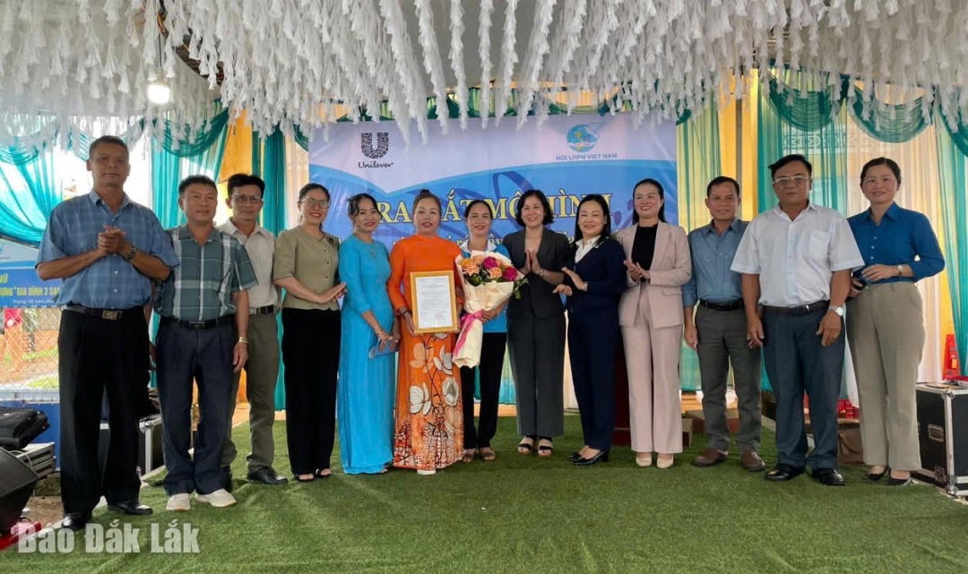 Đại diện Trung ương Hội LHPN Việt Nam phối hợp với Hội LHPN tỉnh Đắk Lắk chụp hình cùng các thành viên “Tổ phụ nữ thu gom, phân loại rác xây dựng gia đình 3 sạch”.