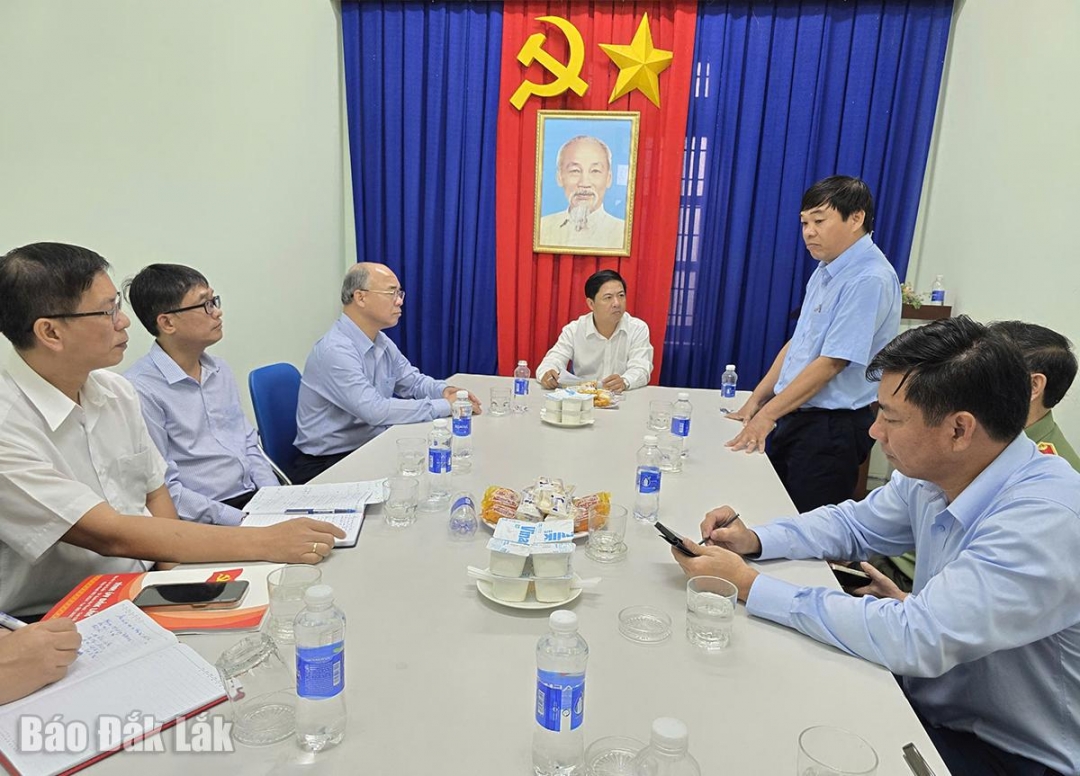 Đại diện Ban Quản lý cảng cá báo cáo tình hình thực hiện các quy định về chống khai thác IUU trên địa bàn quản lý.