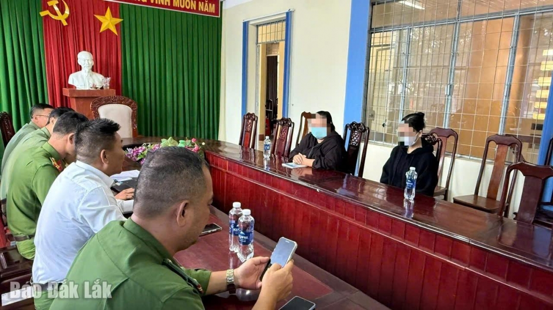 Hai người phụ nữ đăng tin giả trên mạng xã hội, đang làm việc cới Công an.