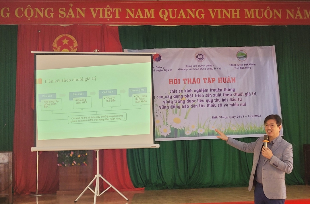 Nhà báo Vũ Mạnh Cường, Giám đốc Trung tâm Truyền thông Giáo dục sức khỏe Trung ương chia sẻ với đại biểu về giá trị của xây dựng, phát triển vùng trồng dược liệu quý.