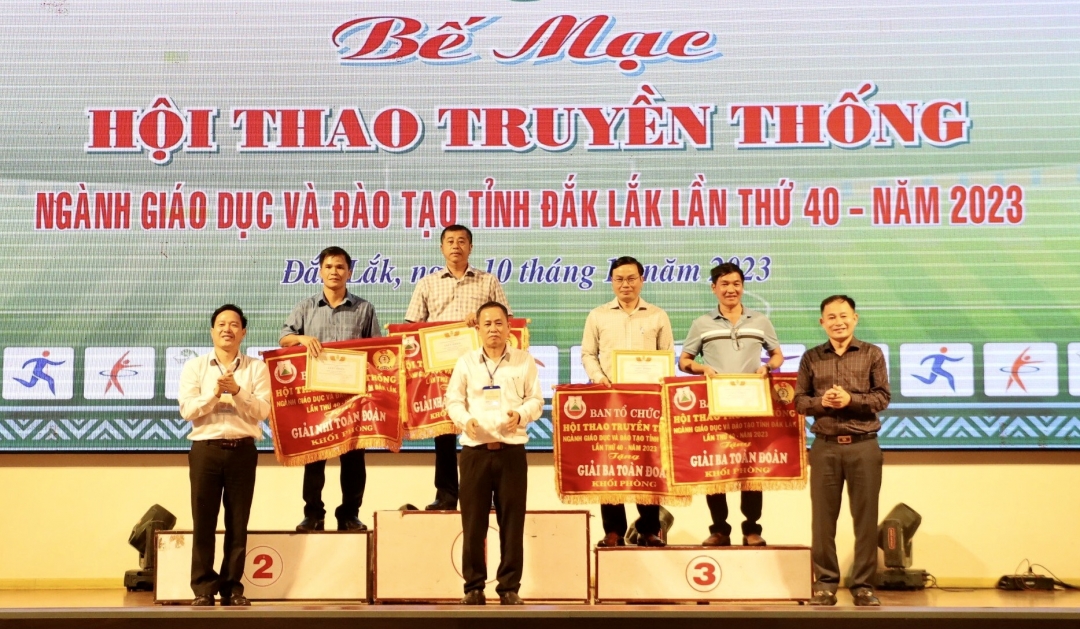 Ban tổ chức trao giải   toàn đoàn cho khối Phòng.