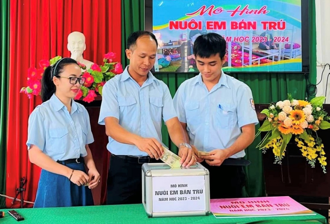 Cán bộ Hội đồng Đội huyện Lắk quyên góp tiền ủng hộ duy trì mô hình Nuôi em bán trú.