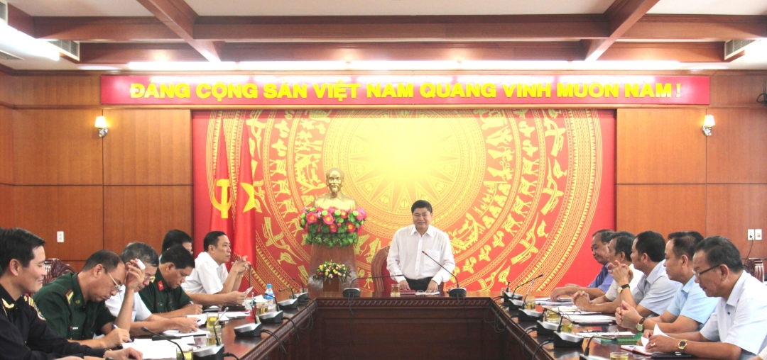 Phó Bí thư Thường trực Tỉnh ủy Phạm Minh Tấn chủ trì một buổi giao ban công tác Nội chính, phòng, chống tham nhũng, tiêu cực và cải cách tư pháp của tỉnh. 