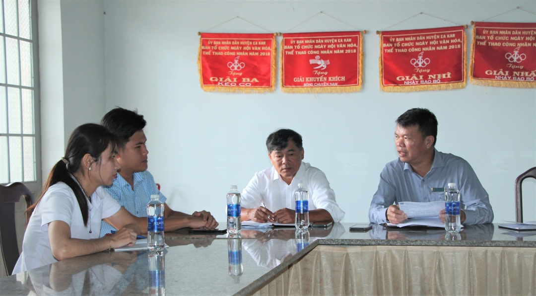 Cán bộ BHXH huyện Ea Kar làm việc với Công ty TNHH Môi trường đô thị Ea Kar đôn đốc, nhắc nhở việc đóng BHXH cho người lao động. Ảnh: Nguyễn Xuân