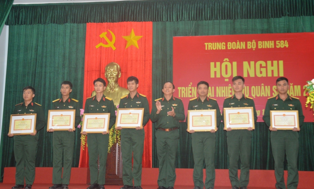 Lãnh đạo Trung đoàn khen thưởng các tập thể đạt thành tích xuất sắc trong năm 2023.