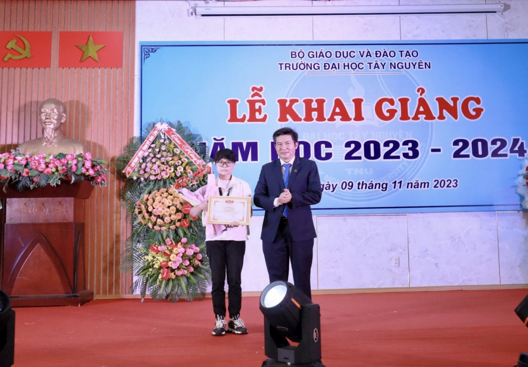 TS. Nguyễn Thanh Trúc, Hiệu trưởng trường Đại học Tây Nguyên trao Giấy khen tặng sinh viên thủ khoa.