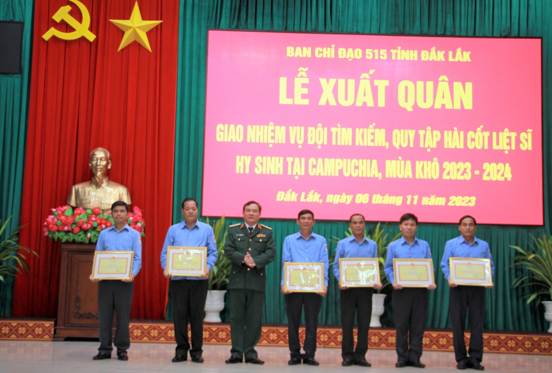 Thiếu tướng Võ Văn Hưng, Chủ nhiệm Chính trị Quân khu 5 trao Bằng khen cho các cá nhân, tập thể.