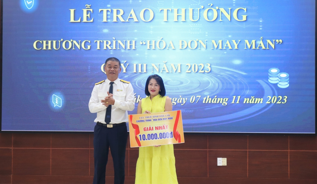 Phó Cục trưởng Cục Thuế tỉnh Nguyễn Công Tùng trao giải Nhất cho người trúng thưởng.