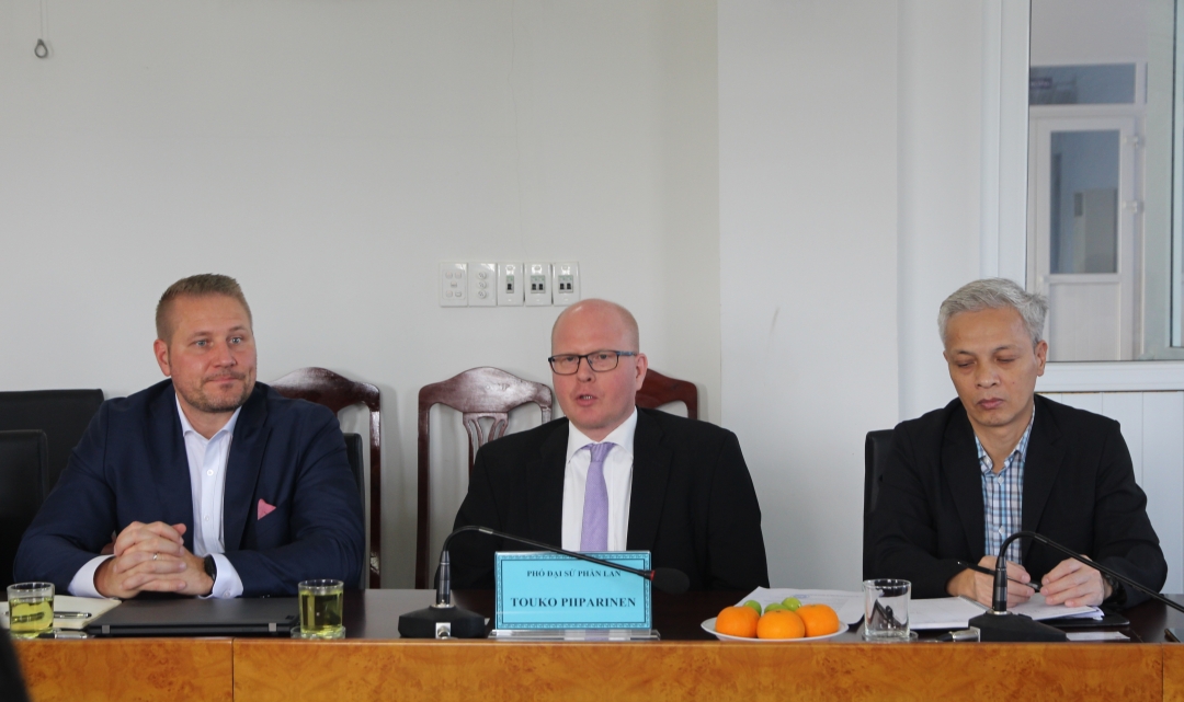 Phó Đại sứ Phần Lan tại Việt Nam Touko Piiparinen trao đổi tại buổi làm việc.