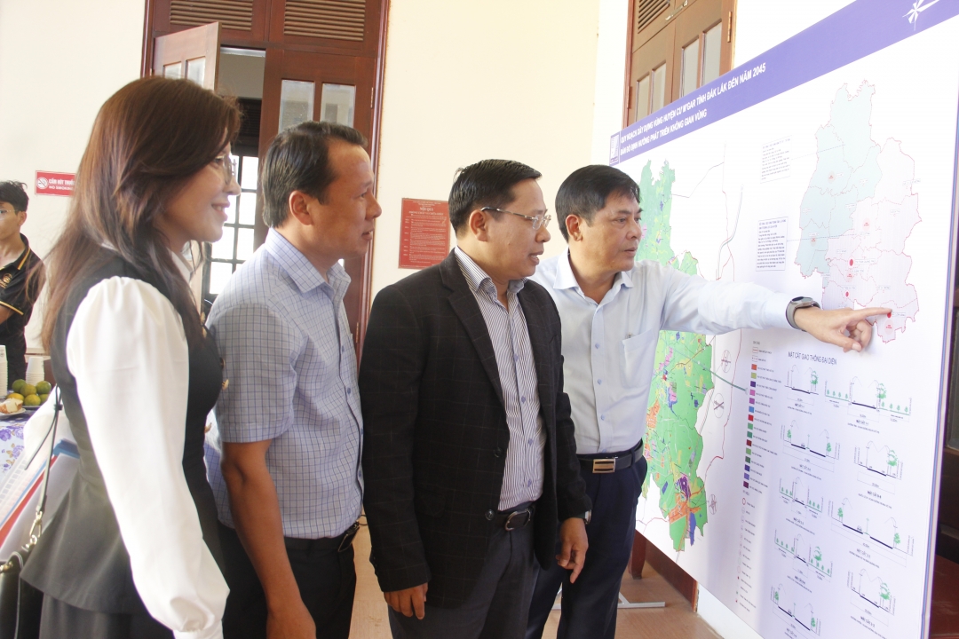 Lãnh đạo huyện trao đổi về Đồ án phát triển vùng huyện Cư Mgar đến năm 2045