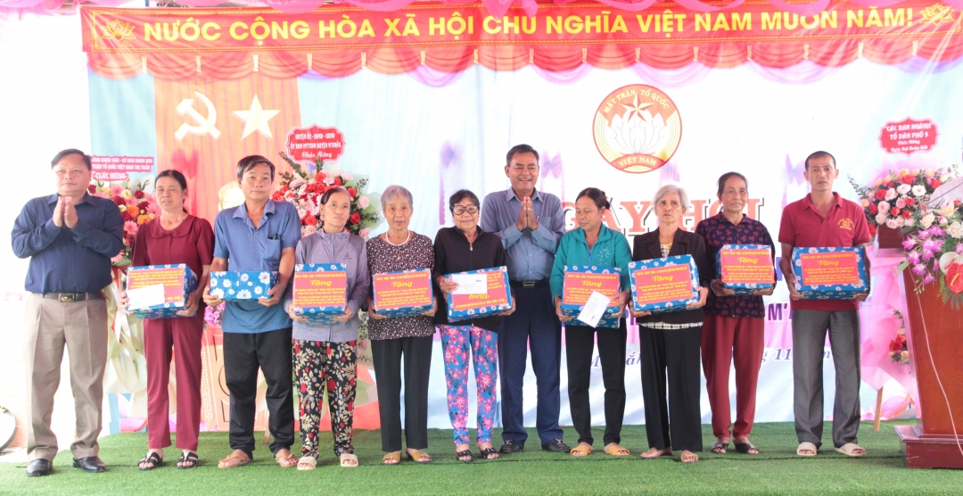 Phó Bí thư Tỉnh ủy Y Biêr Niê và Phó Chủ tịch Ủy ban MTTQ Việt Nam tỉnh Y Jăn Buôn Krông trao quà tặng các hộ gia đình khó khăn.