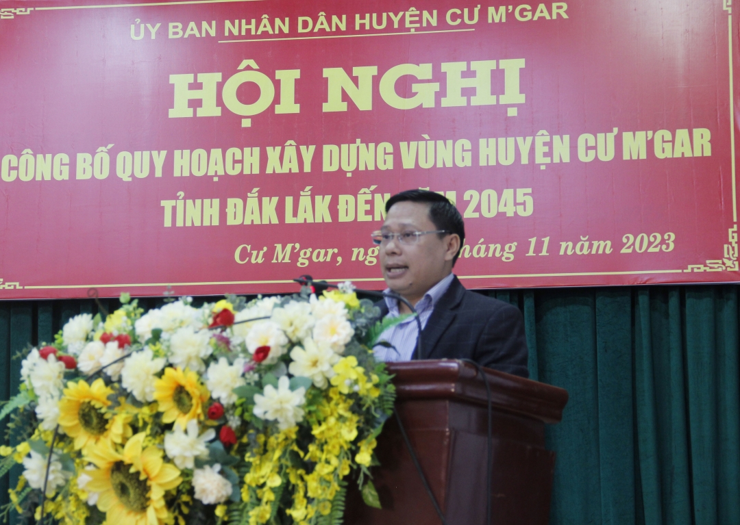 Ông Vũ Hồng Nhật, Chủ tịch UBNd huyện Cư Mgar phát biểu tai Hội nghị Công bố