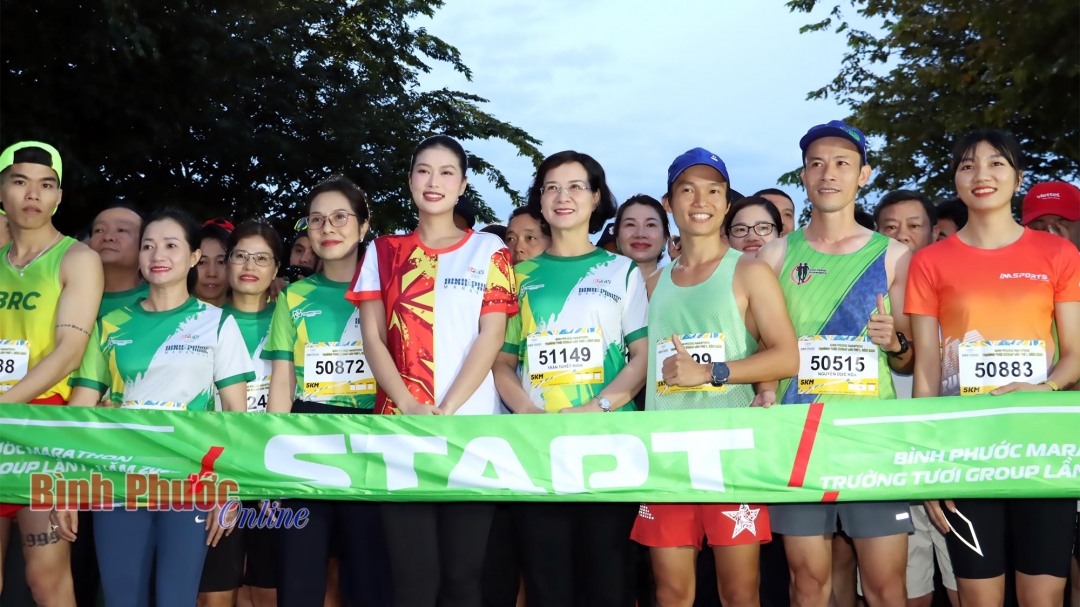 Lãnh đạo tỉnh, ban tổ chức, nhà tài trợ và Hoa hậu Hòa bình Việt Nam 2022 Đoàn Thiên Ân cùng các vận động viên trước vạch xuất phát cự ly 5km tại giải