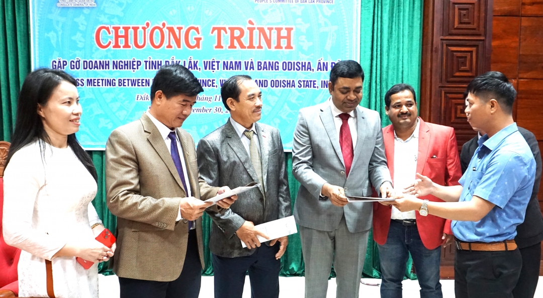 Phó Chủ tịch UBND tỉnh Nguyễn Thiên Văn  trao đổi cùng các doanh nghiệp tham gia chương trình.