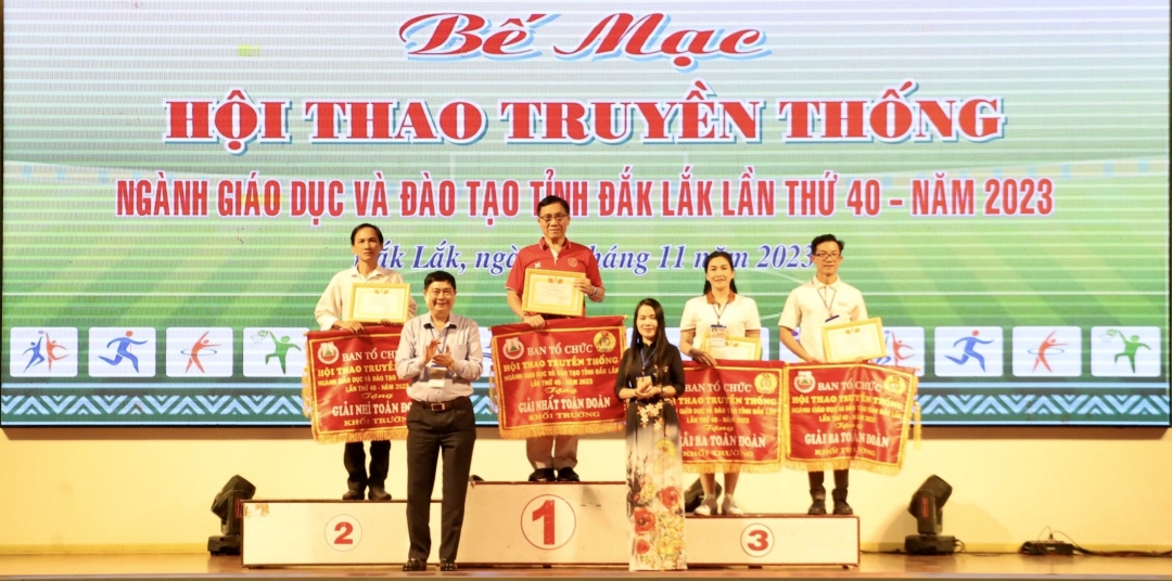 Ban tổ chức trao giải  toàn đoàn cho khối t