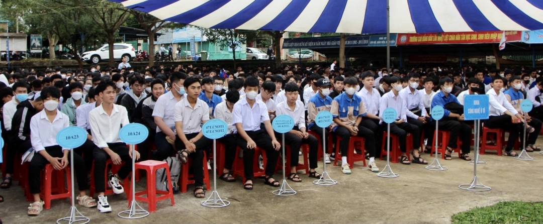 Học sinh, sinh viên tham dự buổi lễ.