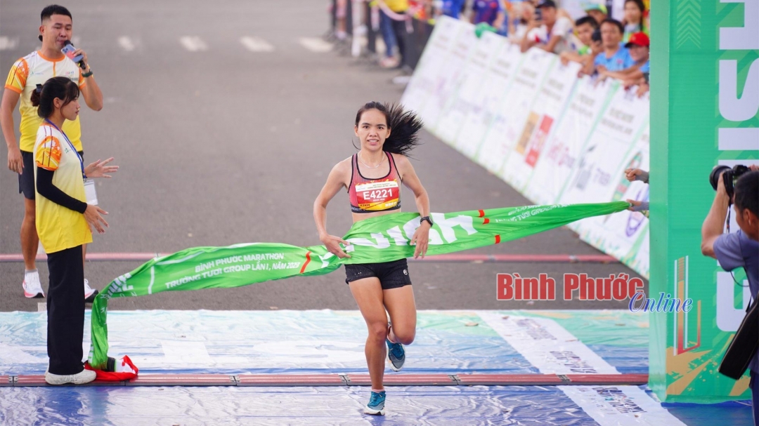 Đại sứ của giải Hoàng Thị Ngọc Hoa (tỉnh Bình Phước) nỗ lực trên đường đua và giành chiến thắng ở cự ly 42km nữ chuyên nghiệp.
