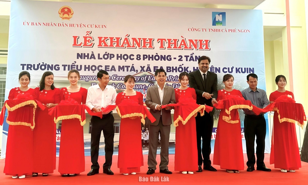 Các đại biểu cắt băng khánh thành bàn giao công trình nhà lớp học.