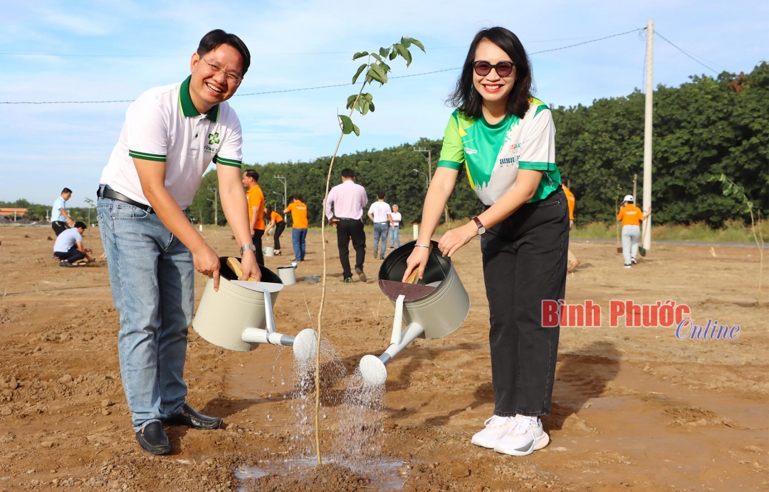 Ban tổ chức trồng cây xanh tại Cụm công nghiệp Tiến Hưng 1, xã Tiến Hưng, TP. Đồng Xoài