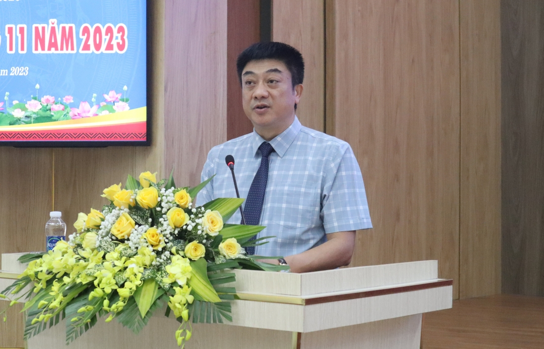 Bí thư Thành ủy, Chủ tịch HĐND TP. Buôn Ma Thuột Từ Thái Giang phát biểu tại kỳ họp.