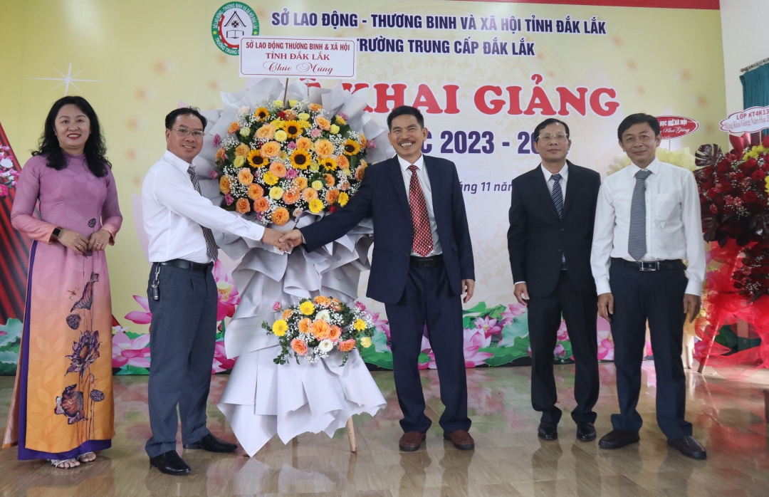 Đại diện Lãnh đạo Sở Lao động - Thương binh và Xã hội tặng lẵng hoa chúc mừng năm học mới của thầy và trò Trường Trung cấp Đắk Lắk.