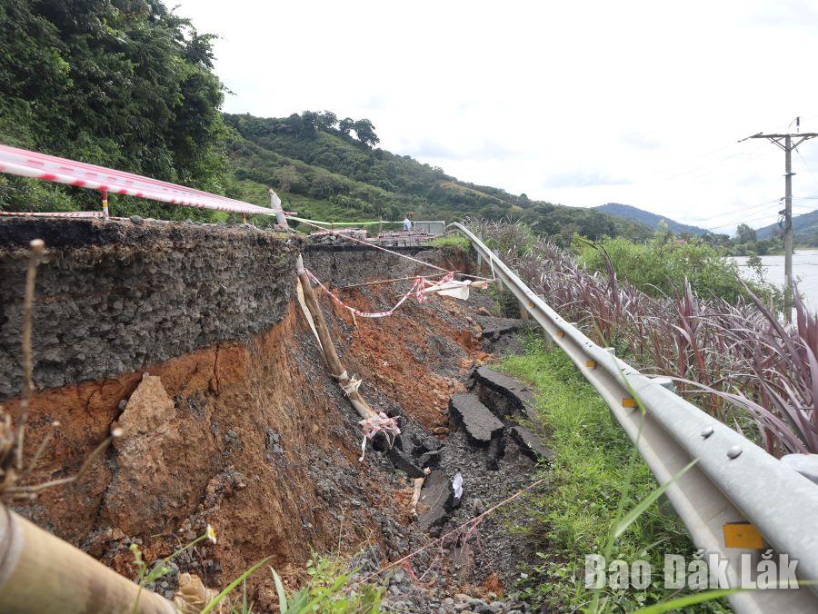 Tỉnh lộ 7 đoạn qua xã Buôn Triết (huyện Lắk) bị sạt lở hồi đầu tháng 10/2023.