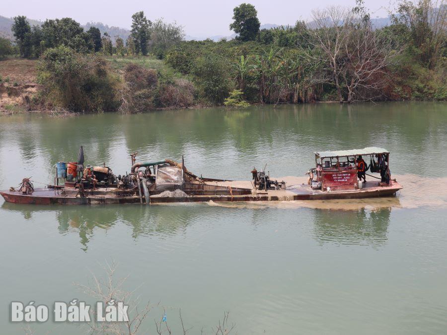 Tàu hút cát trên sông Krông Nô đoạn qua xã Nam Ka, huyện Lắk.