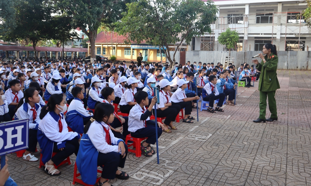 Các em học sinh Trường THCS Đoàn Thị Điểm chăm chú nghe tuyên truyền về phòng, chống bạo lực học đường.