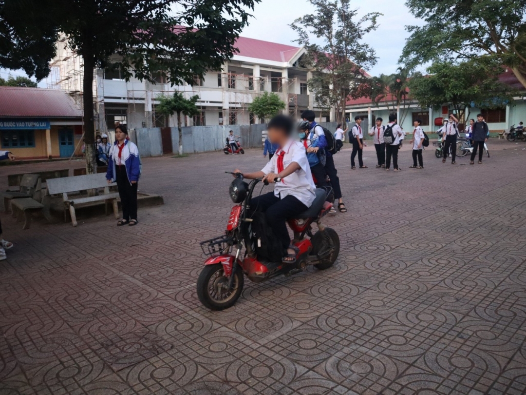 Học sinh một trường học trên địa bàn TP. Buôn Ma Thuột điều khiển xe đạp điện không đội mũ bảo hiểm.