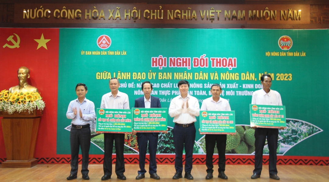 Đại diện Trung ương Hội Nông dân Việt Nam và Hội nông dân tỉnh