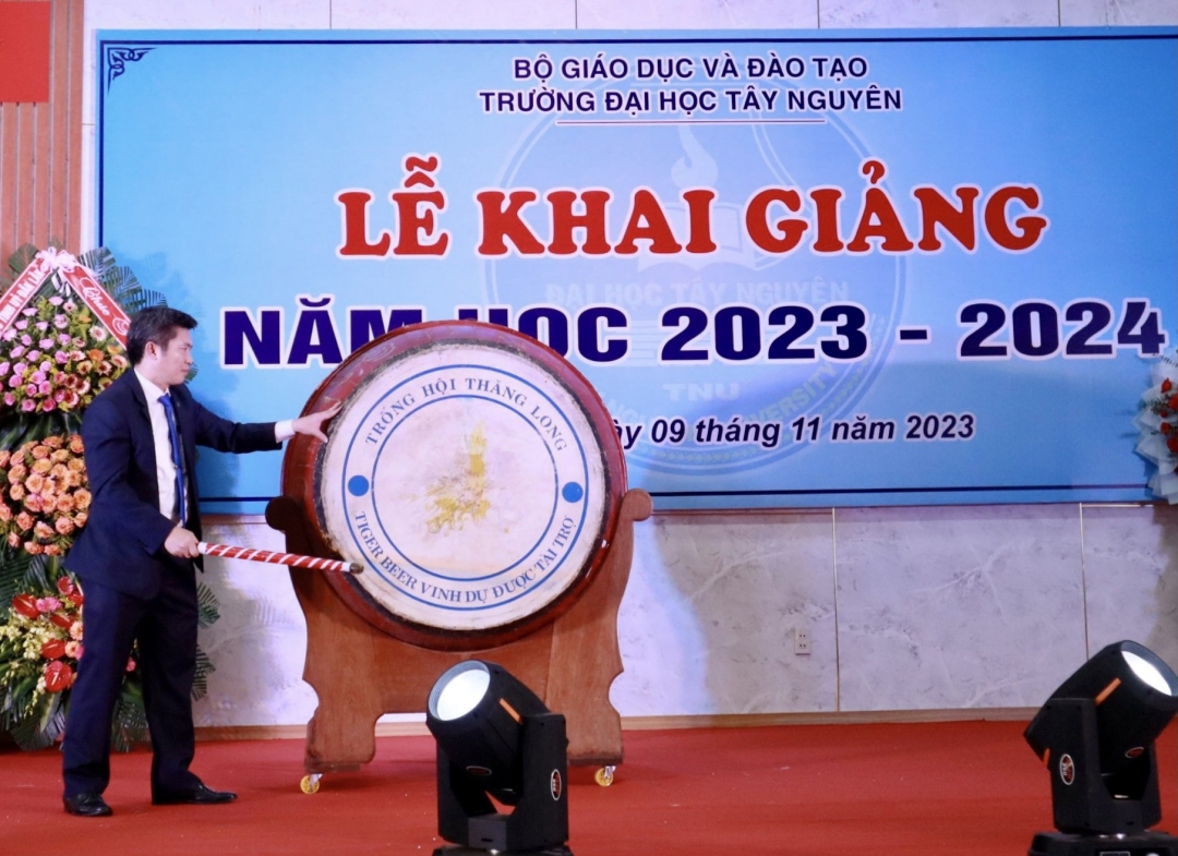 TS. Nguyễn Thanh Trúc, Hiệu trưởng trường Đại học Tây Nguyên đánh trống khai giảng năm học 2023 - 2024.