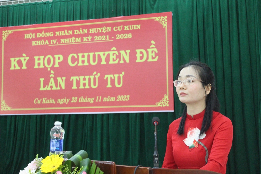 Chủ tịch HĐND huyện Cư Kuin Nguyễn Thị Thúy Liễu phát biểu tại kỳ họp.