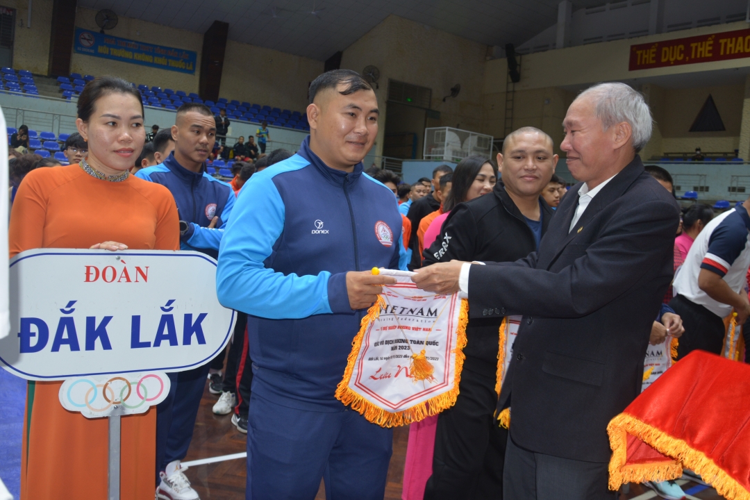 Giám đốc Sở Văn hóa, Thể thao và Du lịch Thái Hồng Hà trao Cờ lưu niêm tặng đoàn chủ nhà dự giải Đắk Lắk.