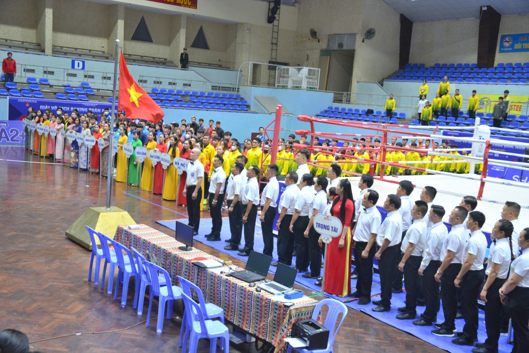 Các đoạn vận động viên làm Lễ chào cờ khai mạc giải.