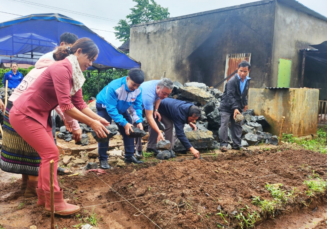 Các đại biểu cùng tham gia đặt móng khởi công xây dựng nhà Đại đoàn kết cho hộ nghèo buôn Tà Rầu (xã Ea Hiu).
