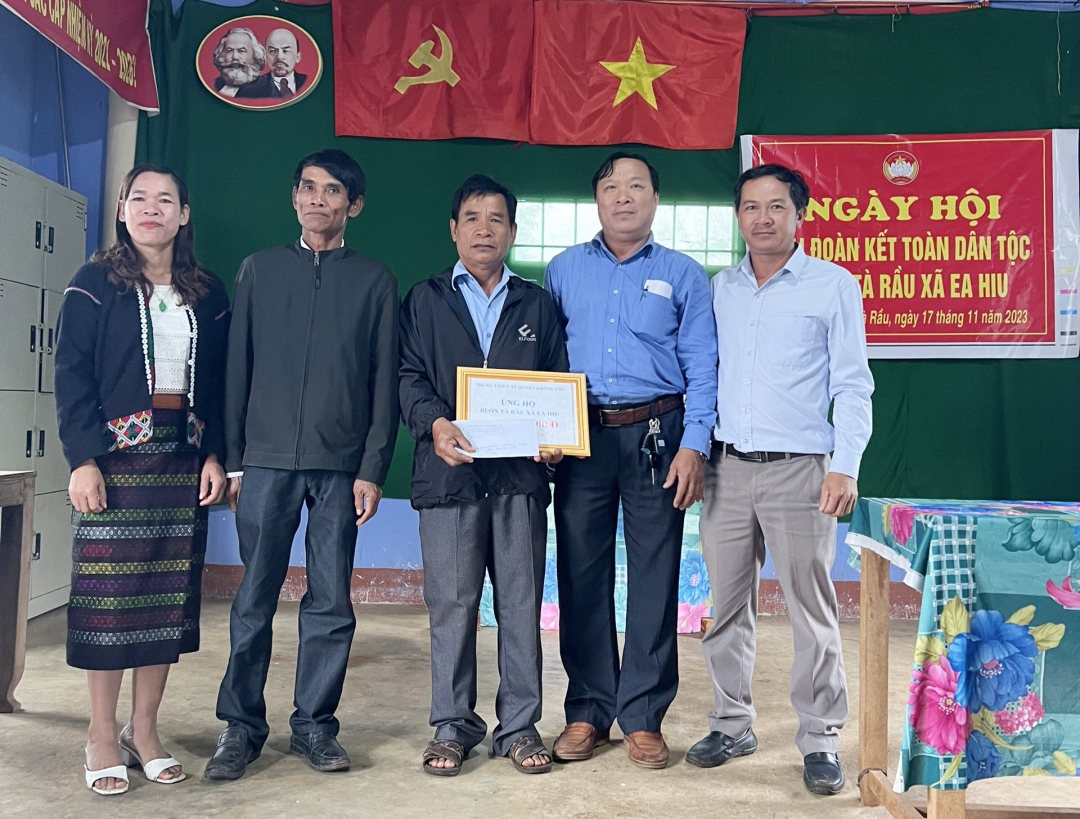 Trung tâm Y tế huyện Krông Pắc trao 10 triệu đồng cho buôn Tà Rầu (xã Ea Hiu) để mua xe máy cho hộ nghèo và  hỗ trợ địa chỉ nhân đạo.