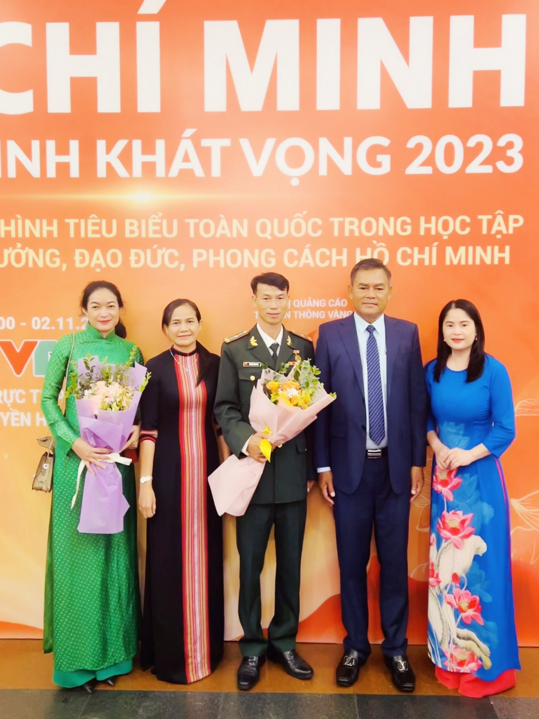 Đồng chí Y Biêr Niê, Phó Bí thư Tỉnh ủy và đồng chí HLim Niê, Trưởng Ban Tuyên giáo Tỉnh ủy cùng các đại biểu tỉnh Đắk Lắk tham dự chương trình.