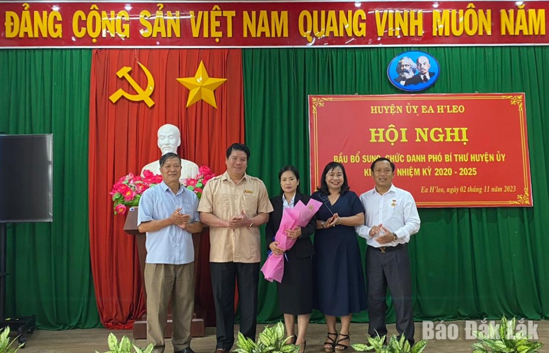 Đồng chí Bùi Thị Hà Giang nhận Quyết định và hoa chúc mừng.